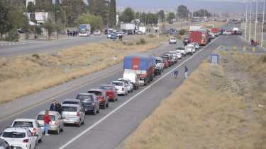 La medida de fuerza colapsó el tránsito de la Ruta 22 en Arroyito. Foto: Yamil Regules