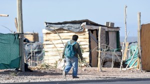 Dramático avance de la indigencia: por qué creció más que la pobreza en 2023, análisis en Neuquén y Río Negro