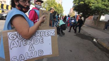 Un abrazo simbólico al hospital Castro Rendón, convocado por Libres (Archivo Oscar Livera).-