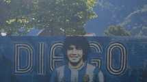 Imagen de La foto de Gianinna Maradona, en un mural del Diego, en San Martín de los Andes