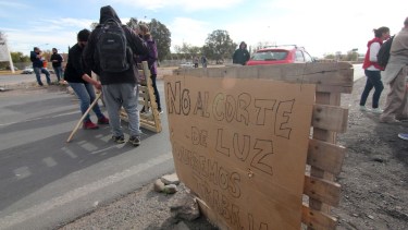 Los ceramistas volvieron a cortar la Ruta 7 esta mañana. (Oscar Livera).-