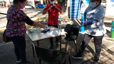Los empleados del centro de salud mental trasladaron sus habituales reclamos desde la sede de calle Moreno hacia la esquina de avenida Roca y Mitre. (Foto: Gentileza)
