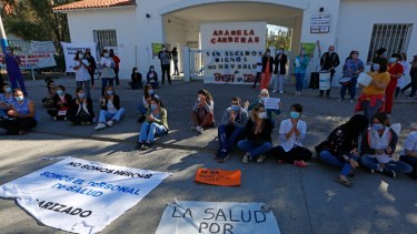 El acceso al hospital por calle Gelonch fue ocupado esta mañana por los agentes que reclaman una negociación directa con el gobierno. (Foto: Juan Thomes)