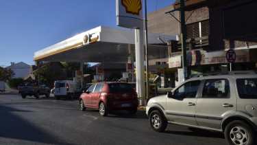 Largas filas de vehículos y surtidores vacíos es una postal que empieza a verse en Neuquén. Foto: Yamil Regules. 
