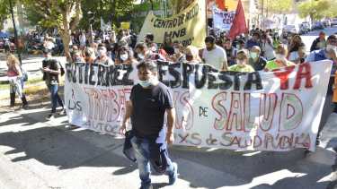 Luego del anuncio del bono, los trabajadores de Salud incrementaron los cortes y marcharon por la capital provincial. (Yamil Regules).-