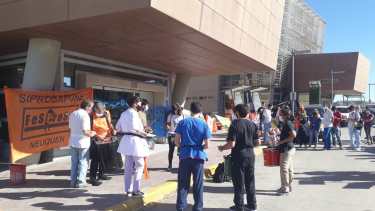 Esta mañana, Siprosapune se manifestó en el CAM. (Gentileza).-