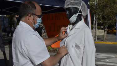 En la mañana, Siprosapune instaló una carpa de Salud en el centro de Neuquén. (Yamil Regules).-