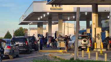 Colas de autos buscando combustible en la comarca petrolera.  Foto: Andrea Vázquez