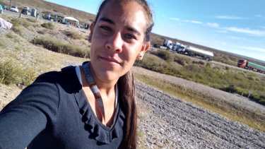 Una de las fotos que se sacó Priscila cuando escribía. De fondo puede verse la fila de camiones. (Gentileza).-