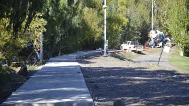 Senda peatonal en construcción a la vera del río Neuquen (foto Yamil Regules)