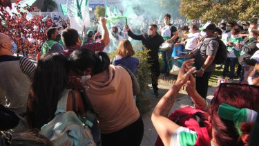 Una multitud espera sobre la Avenida del Trabajador. Foto: Oscar Livera 