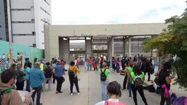Los trabajadores de salud impidieron la entrada y salida de personas en el CAM. Foto: Gentileza