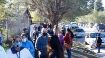 Imagen de Con largas filas, más de 400 adultos mayores esperaban la vacuna contra covid-19 en Roca