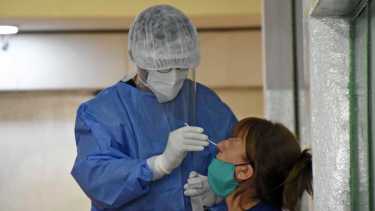 La persona ingresó al país por Ezeiza y arrojó resultado positivo de coronavirus y de variante Delta al ser hisopada. Archivo
