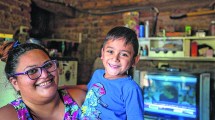 Imagen de Continúa la lucha de la mamá de Alan para que pueda escuchar: vende rifas en Roca