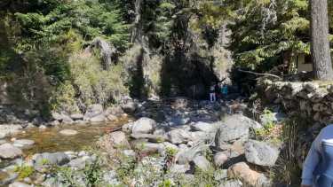 Según la teoría de la fiscalía, la joven perdió pie al desmoronarse un sendero y cayó desde una altura importante al arroyo Goye, en Colonia Suiza, distante a unos 25 kilómetros del centro de Bariloche. (Foto Gentileza)