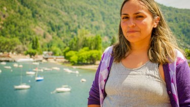 Bárbara Vázquez fue apuñalada en el barrio Altos del Sol de San Martín de los Andes. Debió ser hospitalizada. Foto Patricio Rodríguez