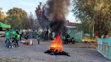 La protesta de ATE terminó con varios policías heridos, explicaron desde el gobierno provincial. (foto: gentileza)