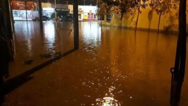 En algunos sectores el agua cubría las calles de Regina de vereda a vereda. (Foto gentileza)