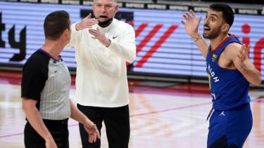 Facundo Campazzo y su DT Mike Malone le protestan al árbitro en el partido de anoche. 