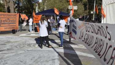La carpa de Salud se instaló esta mañana y permanecerá en el monumento a San Martín hasta, por lo menos, el martes. (Yamil Regules)