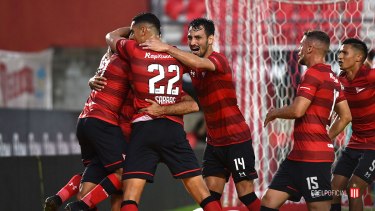 Festejo desaforado de Cauteruccio con sus compañeros luego del gol del triunfo para Estudiantes. 