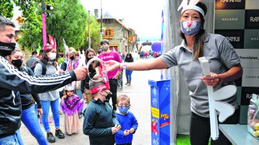 Las imágenes de conejos y chocolates se adueñaron del Centro Cívico y las principales calles del centro. Foto: Chino Leiva