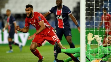 Choupo Moting festeja el primer tanto de la noche en París.
