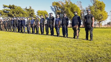 Un grupo de los aspirantes que el martes iniciaron el curso en Viedma. Foto: gentileza.