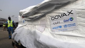 Cómo se explica el giro de EE.UU., que ahora apoya liberar las patentes de vacunas contra el coronavirus