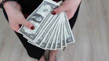 Imagen de Se renovó el cupo mensual: ¿quiénes pueden comprar 200 dólares?