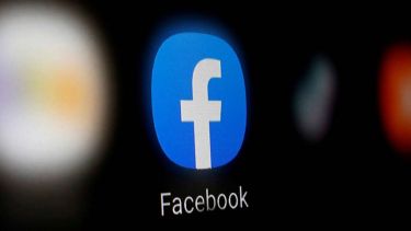 Facebook ya no eliminará las publicaciones que sugieren que el coronavirus fue hecho por el hombre o fabricado. 