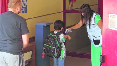 Los protocolos sanitarios son claros. El ingreso y egreso son escalonados. Los padres no pueden ingresar a los establecimientos.