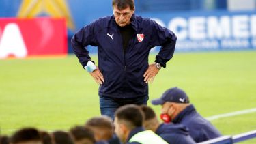 El caso positivo de Julio Falcioni encendió aún más las alarmas en el fútbol argentino.