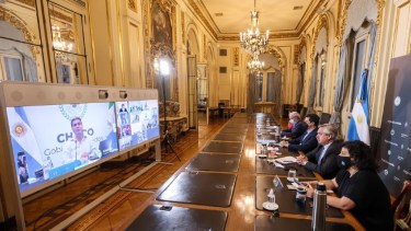 Durante la primera reunión con los gobernadores, el Presidente hizo hincapié en que la premisa "es bajar la cantidad de contagios".