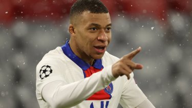 Kylian Mbappé le agradece a Neymar por la asistencia en el primer tanto de la noche alemana. Un festejo bajo la nieve.
