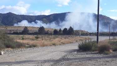 El incendio en el basural de Bariloche volvió a ser evidente en los barrios aledaños. Archivo