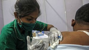 El coronavirus arrasa la India: más de 2.000 muertos y casi 300.000 casos en 24 horas