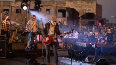 La banda del Indio Solari hizo un streaming, colapsó las redes y liberó el acceso al show