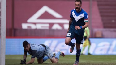 Federico Mancuello festeja el empate de Vélez, que derrotó a Lanús en La Fortaleza. 