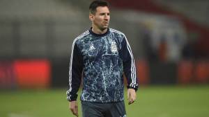 Messi lidera la lista de argentinos que se exponen a sanciones su juegan la Superliga