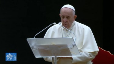 El papa estaba de buen humor y sonriente. 