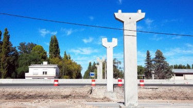 A las dos de la tarde de hoy se cortará el tránsito en la ruta 22 en Godoy para montar una pasarela peatonal. (Foto Néstor Salas)