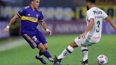 Cristian Pavón fue de lo mejor de su equipo en ataque durante el primer tiempo, en un contexto muy aburrido.