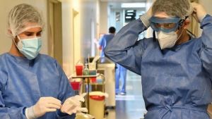 Argentina registró un nuevo pico de casos de coronavirus y superó las 57 mil muertes