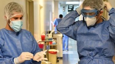 Oficializan el pago de un bono de 6.500 pesos a trabajadores de la salud durante tres meses.