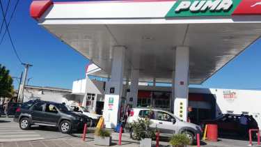 Sobre el mediodía, los automovilistas se volcaron a la estación de servicios de calle Mendoza y La Plata. (foto: Luis Leiva)