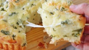 Pan de cebolla de verdeo y queso