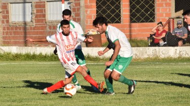 Imagen de una de las igualdades entre Atlético de Río Colorado y Buena Parada. Fotos: Jorge Tanos