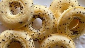Imperdibles estas donuts de limón y chía